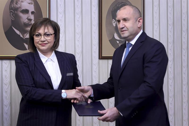 Bulgarian President Rumen Radev, right, shakes hands with Socialist leader Kornelia Ninova 