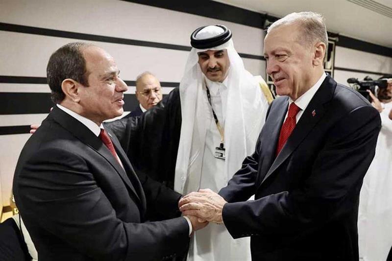 Mısır Cumhurbaşkanı Abdulfettah el-Sisi, Türk mevkidaşı Recep Tayyip Erdoğan ile el sıkışıyor.
