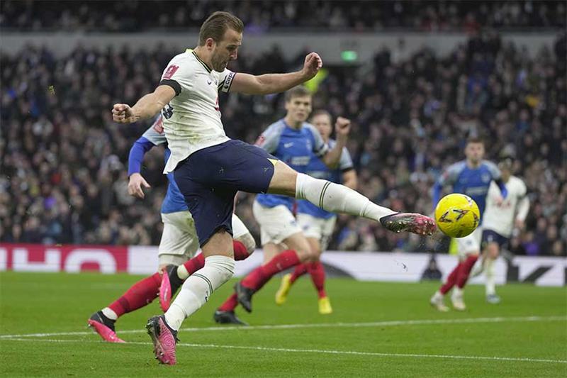 Tottenham s Harry Kane shoots in an attempt to score during the English FA Cup soccer match between 