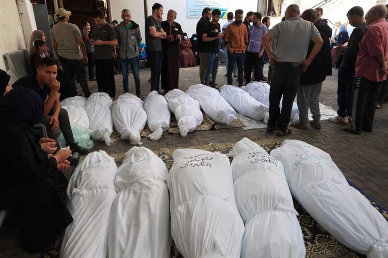 In Photos: Palestinians struggle to bury their dead as bodies pile up on  streets and under the rubble - War on Gaza - War on Gaza - Ahram Online