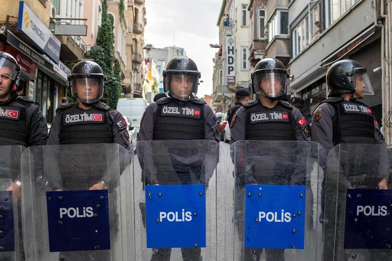 Turkish riot police block journalists to shoot a press release in front of a pro-Kurdish Peoples  De