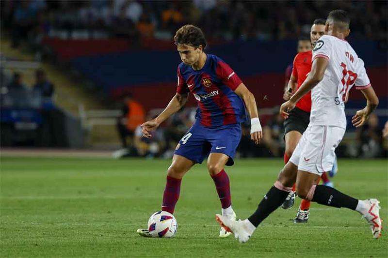 Barcelona s Joao Felix, left, duels for the ball with Sevilla s Djibril Sow during a Spanish La Liga