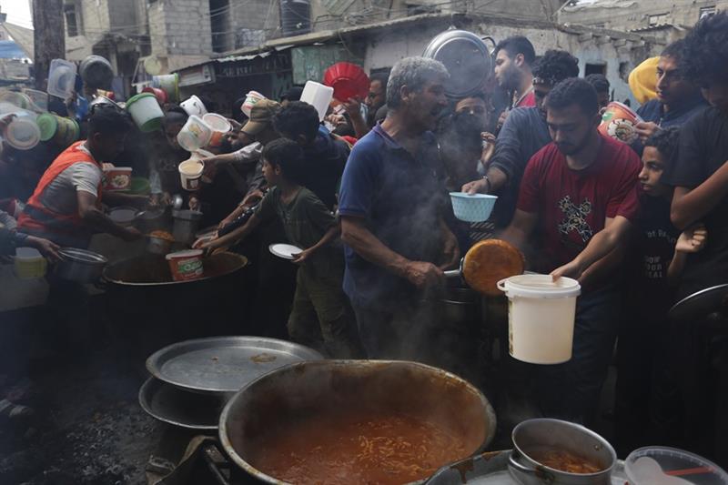 Palestinians lined up for food during the ongoing Israeli bombardment of the Gaza Strip in Rafah on 