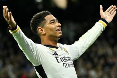 Real Madrid beat Napoli 4-2 to clinch first place in its Champions League group