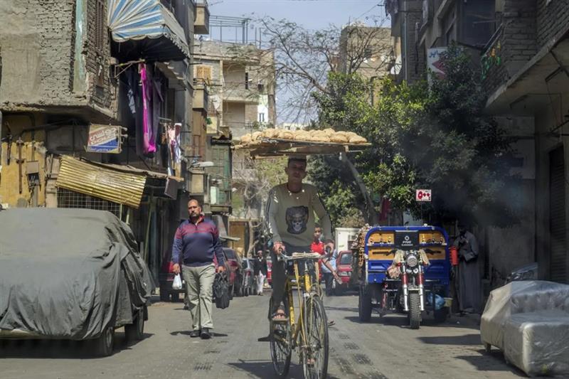Egyptian working class citizen in Cairo. AP.