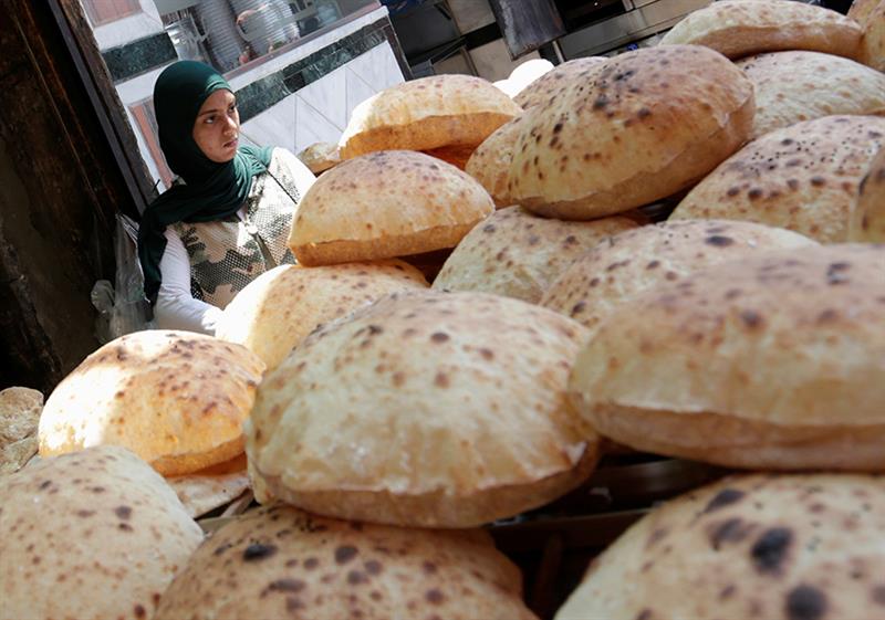An estimated 275 million loaves of this  baladi  bread are produced daily