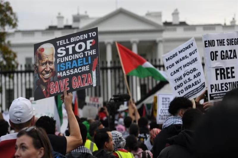 Pro-Palestinians demonstrators gather in front of the White House
