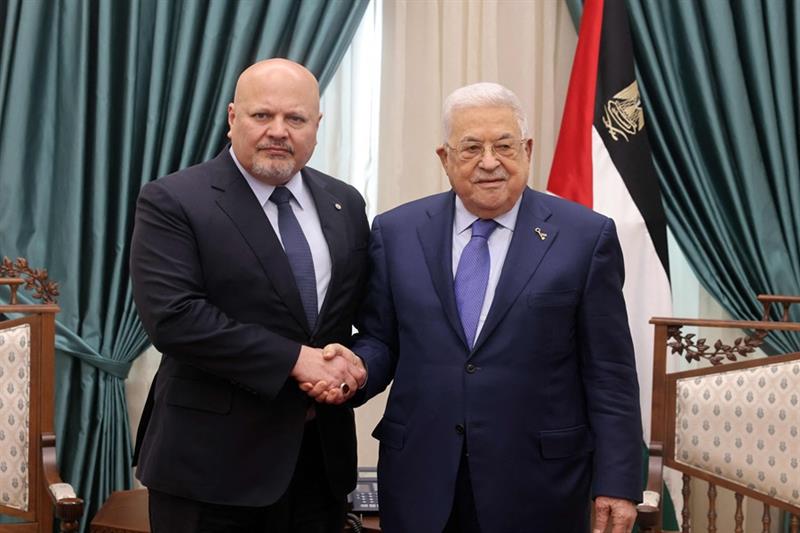 Palestinian President Mahmud Abbas (R) meeting with the Prosecutor of the International Criminal Cou