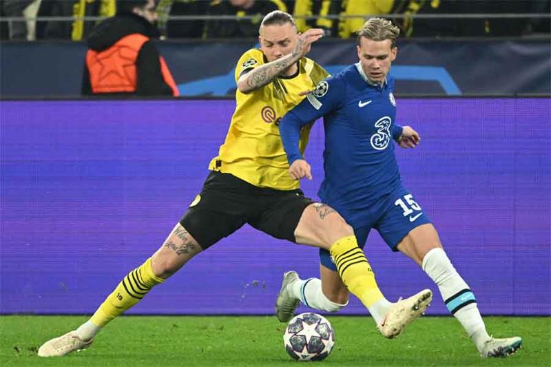 Dortmund s German midfielder Marius Wolf (L) and Chelsea s Ukrainian midfielder Mykhailo Mudryk vie 