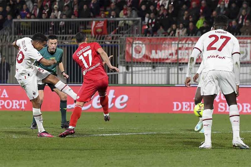 Milan s Junior Messias, left, scores to 0-1 during the Serie A soccer match between AC Monza and AC 