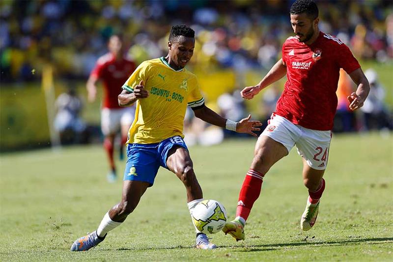Ahly s Egyptian defender Mohamed Abdelmonem (R) fights for the ball with Sundowns  midfielder Themba