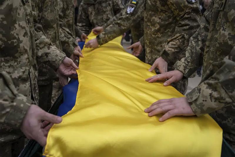 Ukrainian servicemen fold the national flag 