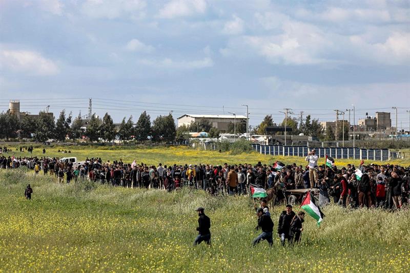 Land day protestors, Gaza-Israel border