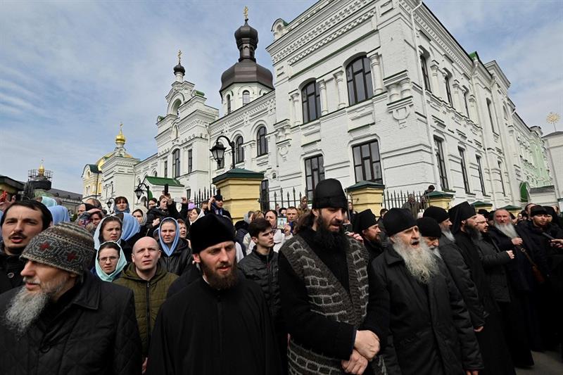 Believers of the Ukrainian Orthodox Church, accused of maintaining links with Moscow, pray outside t