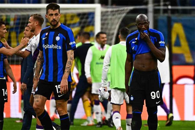 Inter Milan s Italian defender Francesco Acerbi (L) and Inter Milan s Belgian forward Romelu Lukaku 
