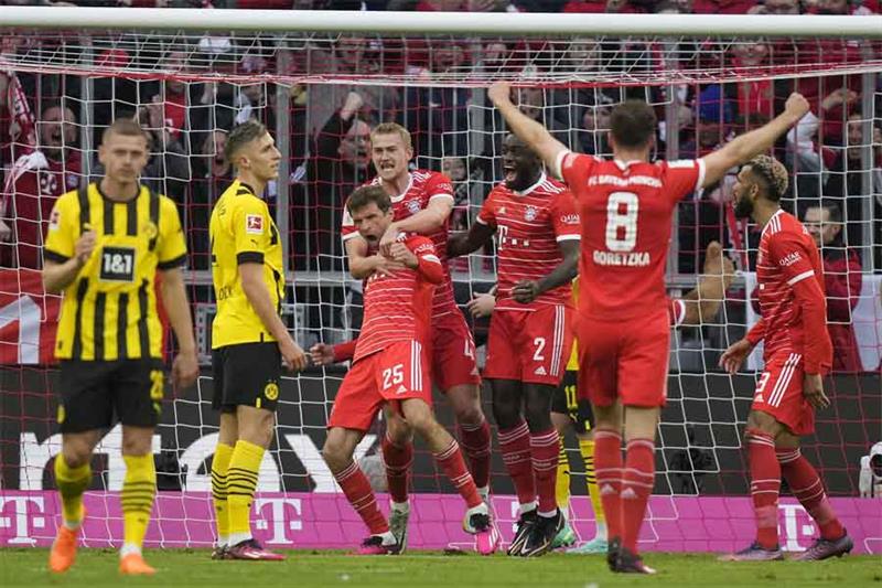 Bayern s Thomas Mueller, center, celebrates scoring his side s second goal during the German Bundesl