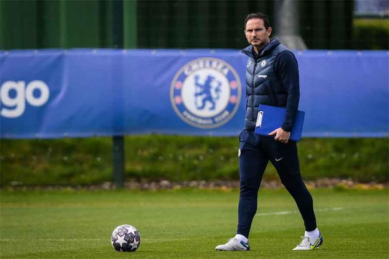 Chelsea s English caretaker manager Frank Lampard leads a team training session at Chelsea s Cobham 