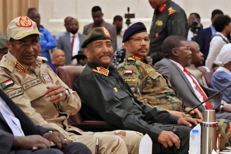 Sudan s Army chief Abdel Fattah al-Burhan (2nd-L) and paramilitary commander Mohamed Hamdan Daglo (L