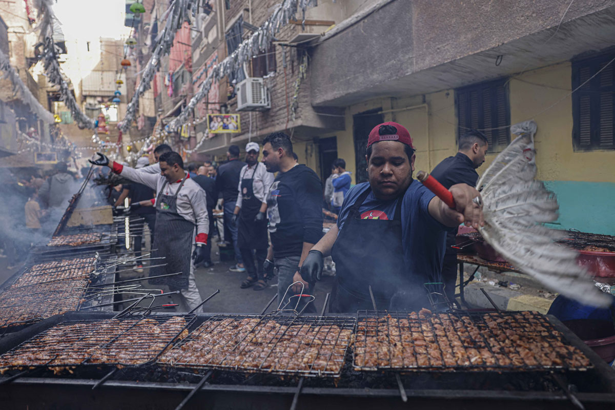 PHOTO GALLERY Egyptians break a Ramadan fast in a community Iftar
