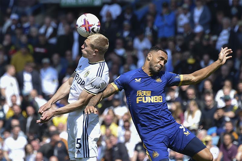 Leeds United s Robin Koch, left, and Newcastle s Callum Wilson battle for the ball during the Englis