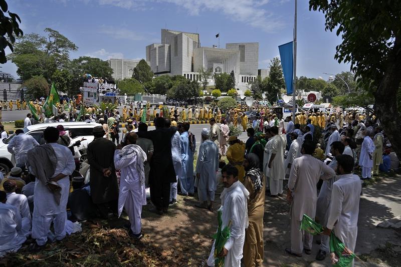 Supporters of Pakistan Democratic Movement take part in a rally outside the Supreme Court in Islamab