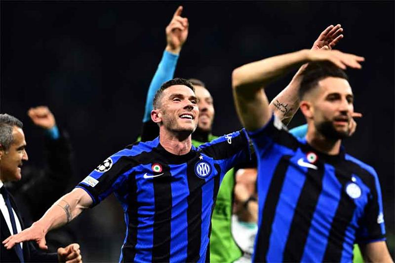 Inter Milan s German midfielder Robin Gosens (C) celebrates at the end of the UEFA Champions League 