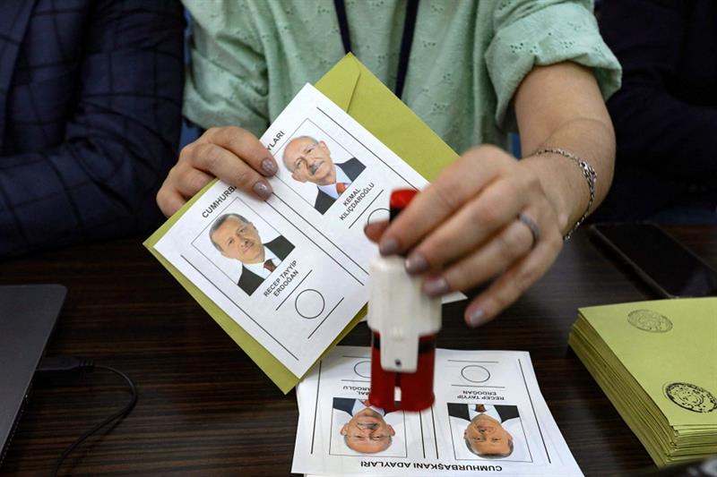 A voting clerk holds a ballot showing images of the two candidates for the Turkish presidency on May