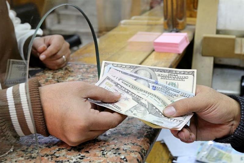 A customer exchanges U.S. dollars to Egyptian pounds.