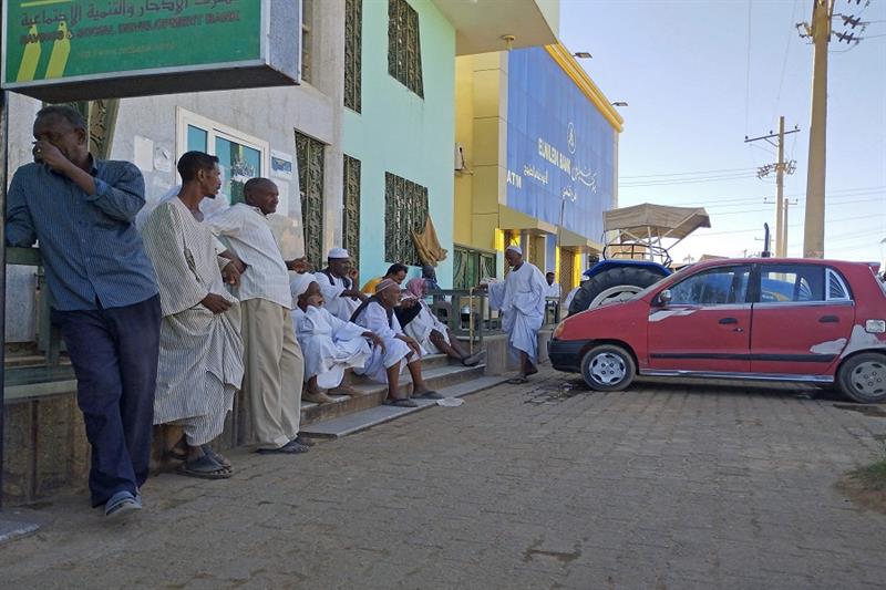 People queue outside a bank in Khartoum 