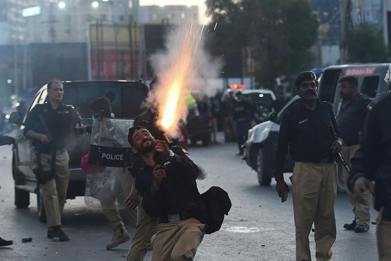 Police fire tear gas in Pakistan