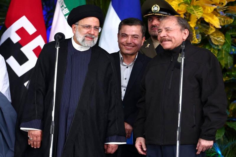  Iran s President Ebrahim Raisi (L) and Nicaraguan President Daniel Ortega (C) 