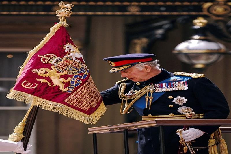 The King presents new Sovereign's Standard to the Blues and Royals at  Buckingham Palace