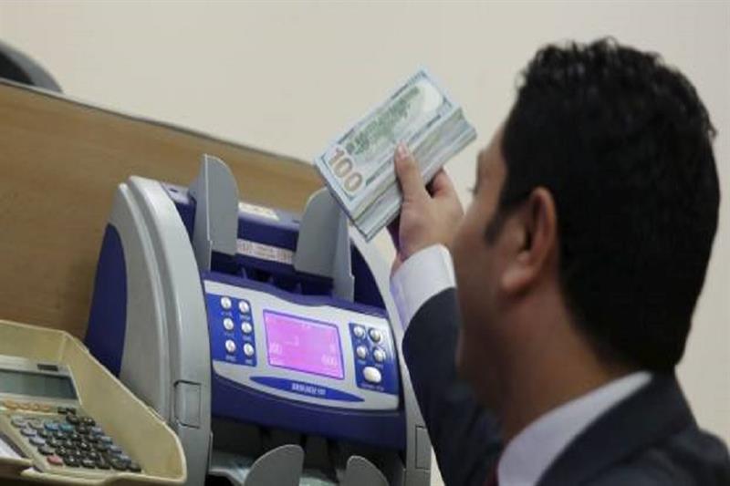Egyptian teller in an exchange company. Reuters.