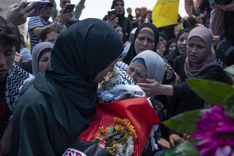 Palestinian Marwa al-Tamimi, 32 carries the body of her 2 year old toddler son Mohammed al-Tamimi du