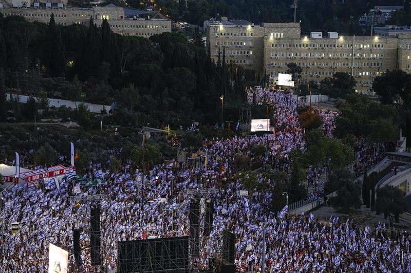 Israelis protest against Prime Minister Benjamin Netanyahu s judicial overhaul plan outside the parl