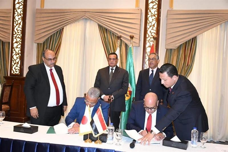 Yazaki Egypt s CEO and Governor of Fayoum signing the agreement.