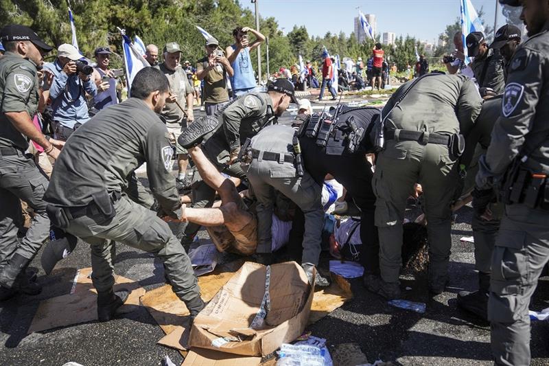 Israeli police disperse demonstrators