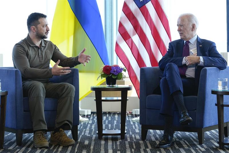 US President Joe Biden, right, meets with Ukrainian President Volodymyr Zelenskyy 