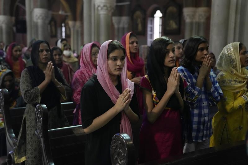 Pakistani Christians Prayer for Jaranwala Christians after the recent attack on a Christian area by 