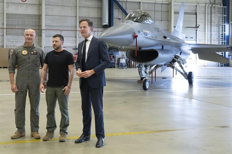 Ukrainian President Volodymyr Zelenskyy, center, a pilot, left, and Dutch caretaker Prime Minister M