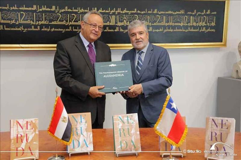 Director de BA Dr.  Ahmed Said recibe en la biblioteca al embajador de Chile en Egipto, Roberto Ebert (pág.