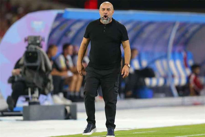 USM s Algerian coach Abdelhak Benchikha speaks to his players during the CAF Super Cup football matc
