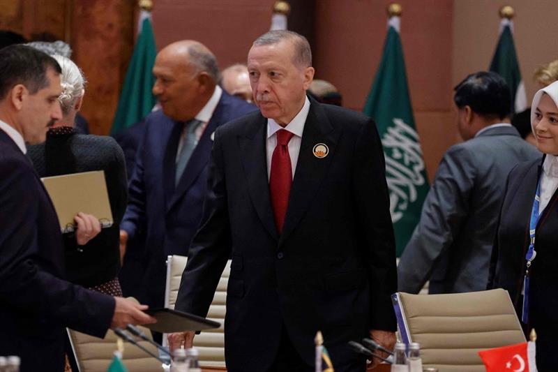 Turkey s President Recep Tayyip Erdogan (C) arrives to attend the second working session of the G20 