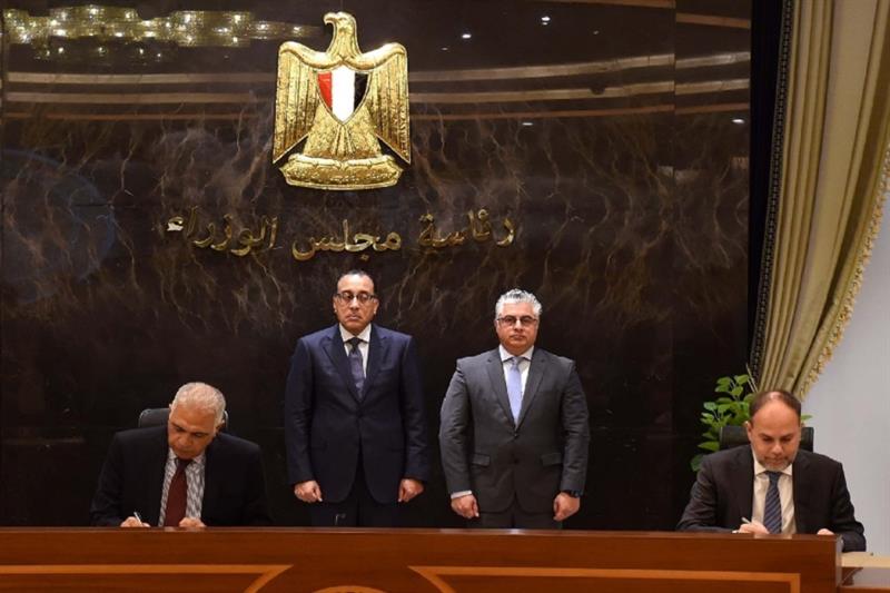 Egypt s Prime Minister Mostafa Madbouly witnesses the signing of the contract to build tyre manufact