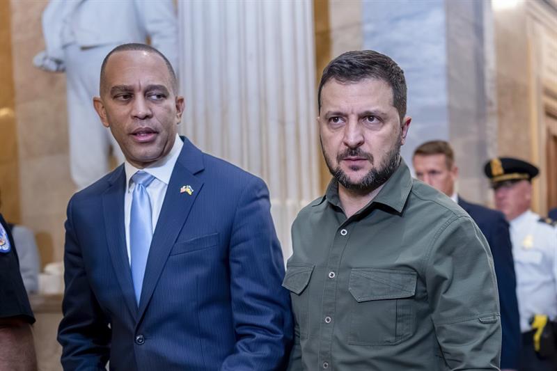 Ukrainian President Volodymyr Zelenskyy is welcomed to the Capitol in Washington, by House Minority 