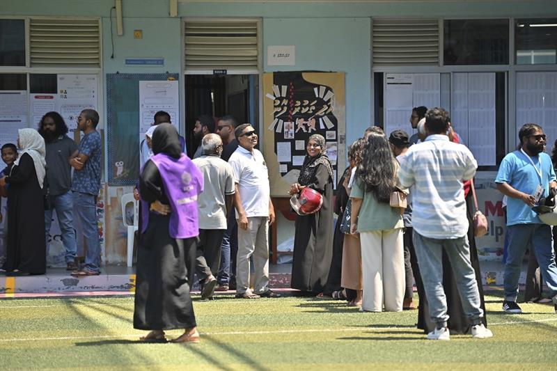 Maldivians stand in a queue ito cast their votes in Male, Maldives, Saturday, Sept. 30, 2023. 