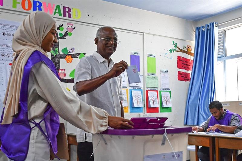 Ibrahim Mohamed Solih (2L), the incumbent Maldives President casts his ballot during presidential el