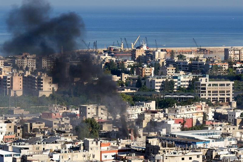 Smoke billows during clashes in the Ain el-Helweh camp for Palestinian refugees, in Lebanon s southe