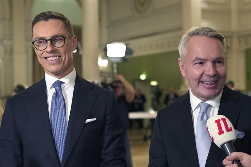 National Coalition Party candidate Alexander Stubb, left, and Social Movement candidate Pekka Haavis