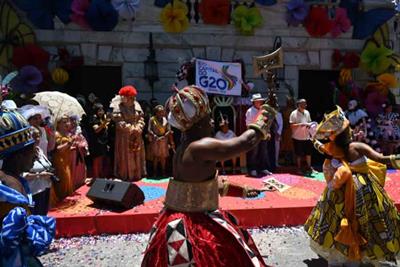 Rio carnival opens, with glitter and politics
